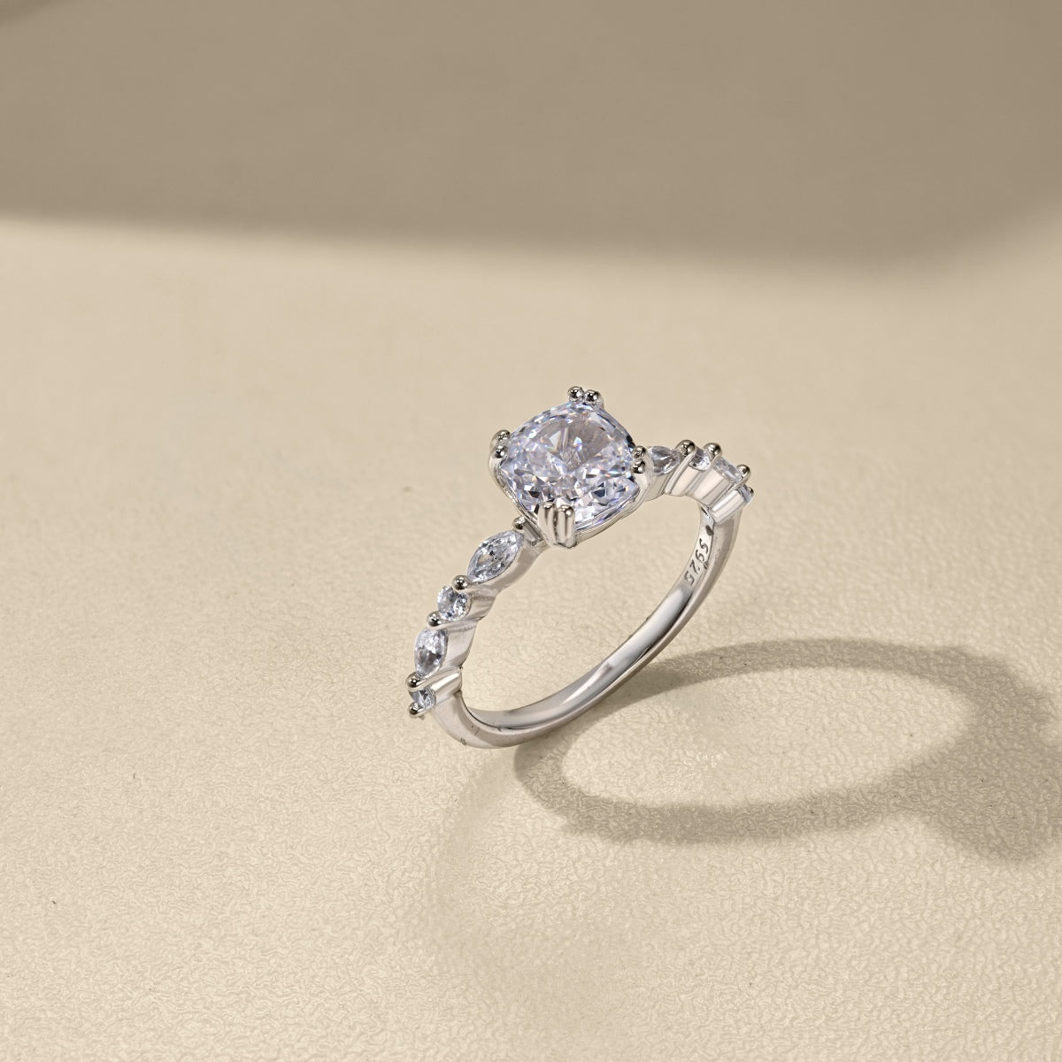 Amoure ring
