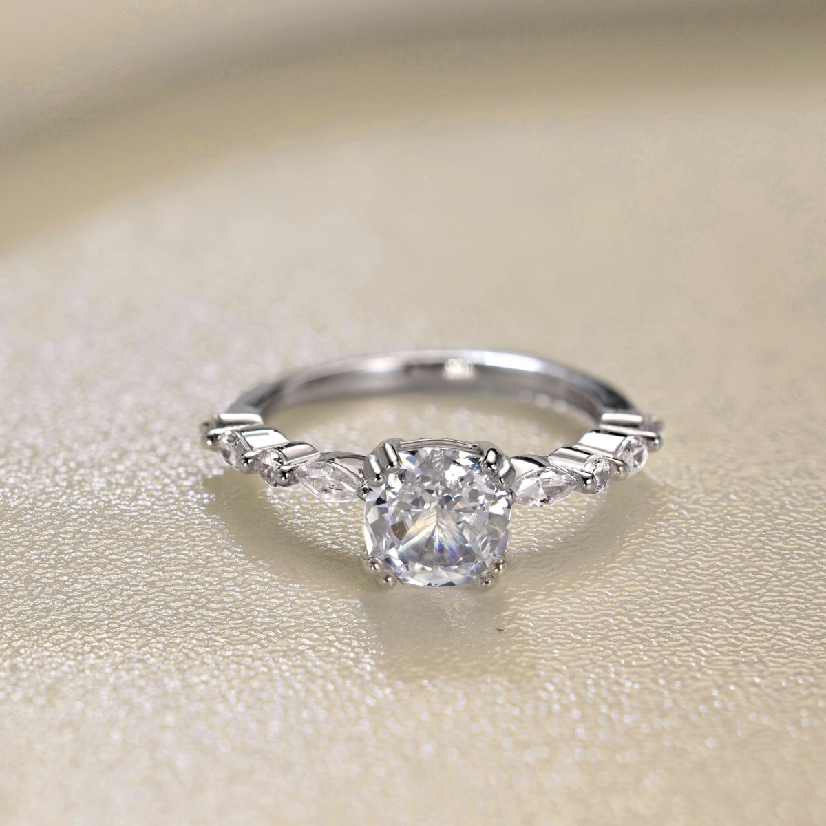 Amoure ring